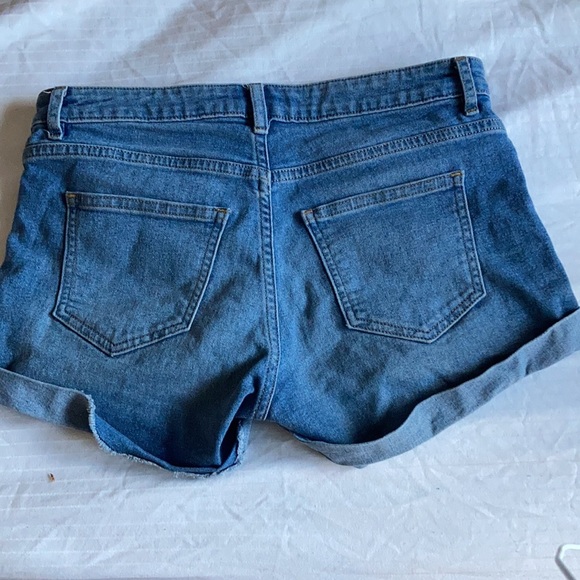 H&M shorts size 4 - Picture 2 of 3